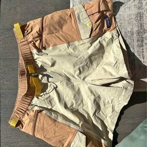 Patagonia Women’s large Outdoor everyday Shorts with Yellow Belt - brand new